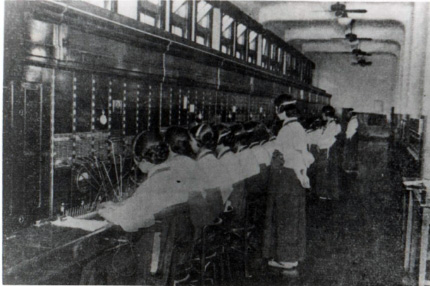 写真：かつての電話交換業務の風景